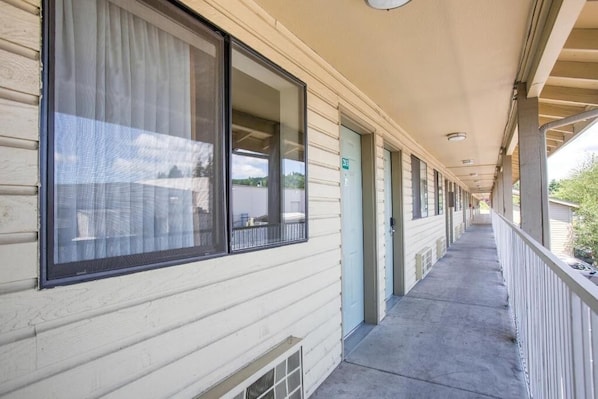 Exterior detail - Your Pet-Friendly Room Near Horseshoe Lake Park - Convenient Stay in Woodland (Woodland)