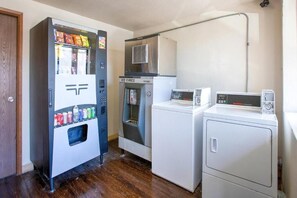 Interior - Your Pet-Friendly Room Near Horseshoe Lake Park - Convenient Stay in Woodland (Woodland)