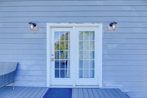 Walk to Fishing Pier, Newport Home w/ Deck!