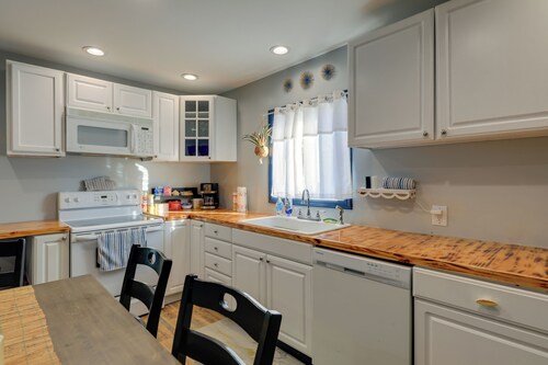 Walk to Fishing Pier, Newport Home w/ Deck!