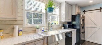 'coastal Cozy' - Newport Home w/ Private Hot Tub