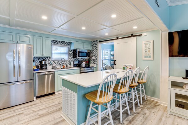 House (3 Bedrooms) | Interior - Pool, Pickleball & More! Surfside Beach Bungalow (Murrells Inlet)