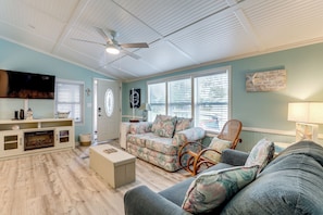 House (3 Bedrooms) | Interior - Pool, Pickleball & More! Surfside Beach Bungalow (Murrells Inlet)