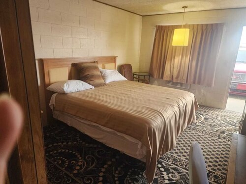 Affordable Stay in Quinter with King Bed Perfect for Road Trip Enthusiasts