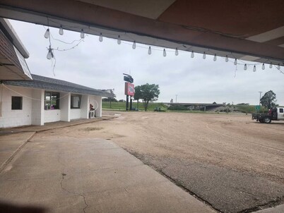 Affordable Stay in Quinter with King Bed Perfect for Road Trip Enthusiasts