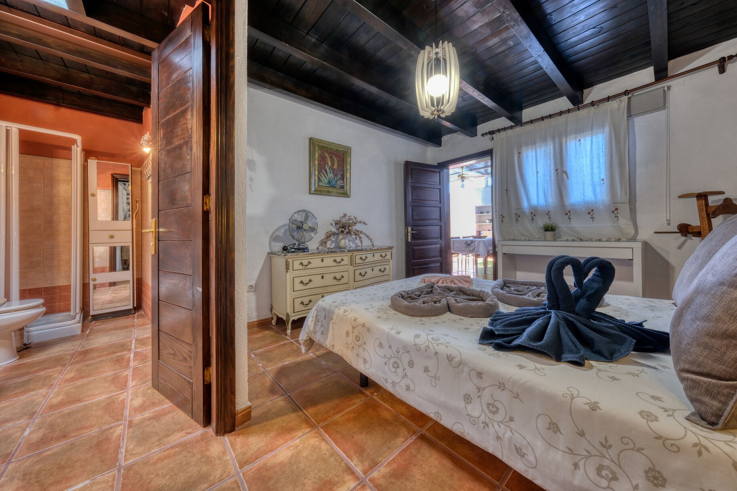 1 habitación, tabla de planchar con plancha y cuna de viaje 