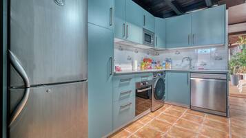 Een koelkast, een microgolfoven, een oven, een vaatwasser