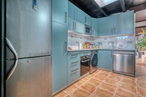 Een koelkast, een microgolfoven, een oven, een vaatwasser