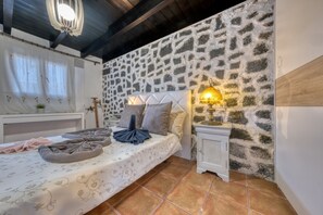 1 slaapkamer, een strijkplank/strijkijzer, reisbedje, gratis wifi