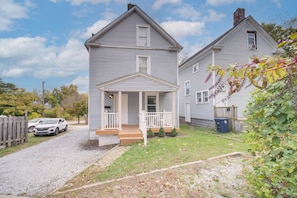 House (5 Bedrooms) | Interior - Modern & Convenient! Group Stay in Highland Square (Akron)