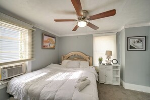 House (5 Bedrooms) | Interior - Modern & Convenient! Group Stay in Highland Square (Akron)