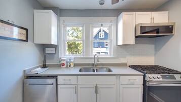 House (5 Bedrooms) | Interior