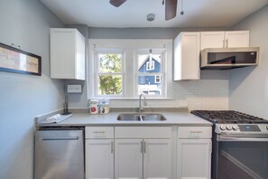 House (5 Bedrooms) | Interior - Modern & Convenient! Group Stay in Highland Square (Akron)