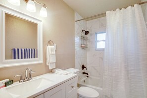 House (3 Bedrooms) | Interior - Dock & Canal Access! Home 2 Mi to Dtwn Fort Myers (North Fort Myers)