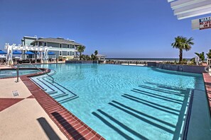 Apartment (3 Bedrooms) | Interior - Steps to Private Beach: Galveston Resort Condo! (Galveston)