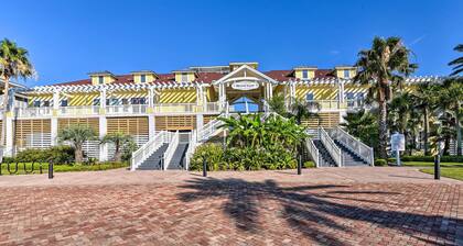 Steps to Private Beach: Galveston Resort Condo!