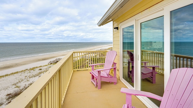 Un balcone con vista sulla spiaggia e sull'oceano.