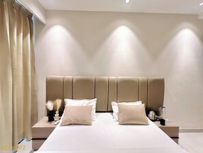 Premium-Zimmer | Zimmersafe, Schreibtisch, laptopgeeigneter Arbeitsplatz