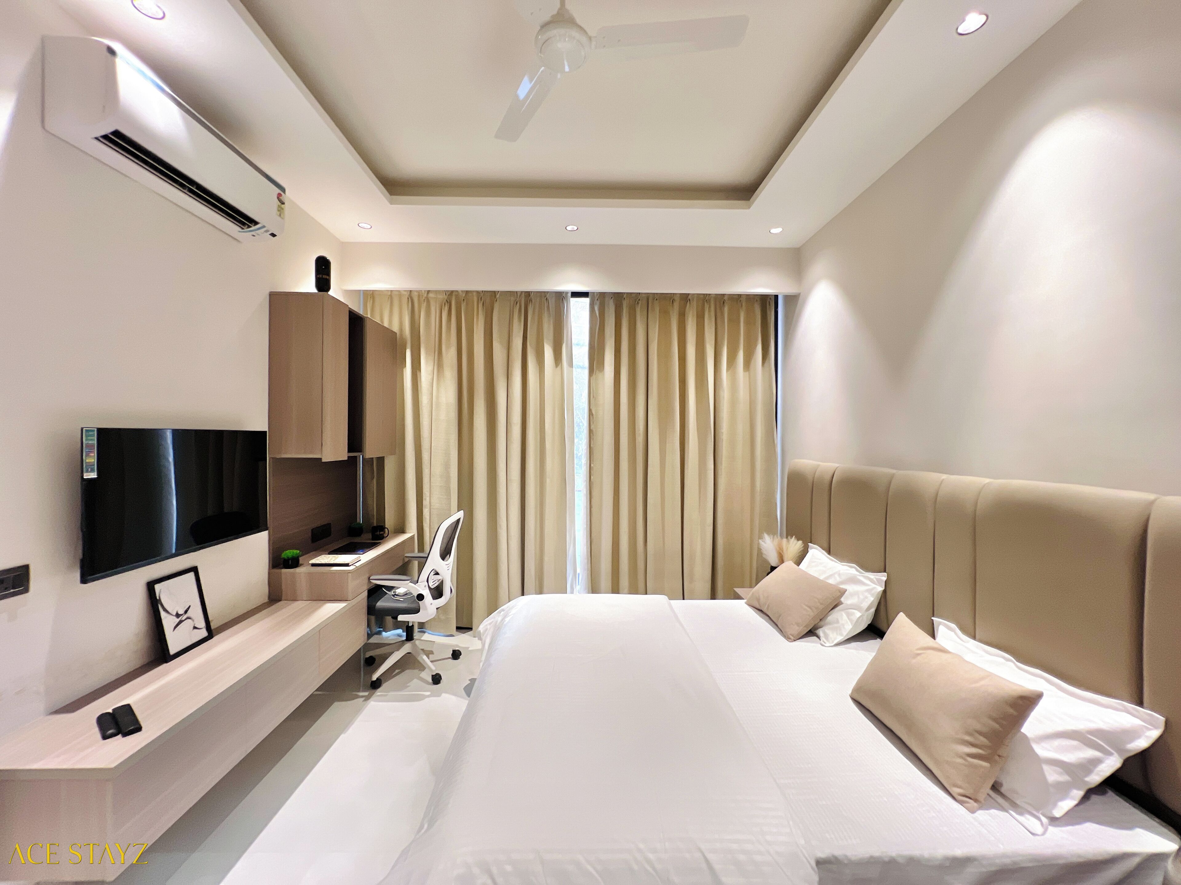 Rom – premium | Safe på rommet, skrivebord og skrivebord for bærbar PC