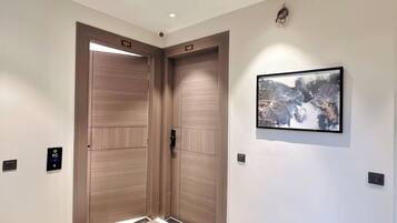 Zimmersafe, Schreibtisch, laptopgeeigneter Arbeitsplatz