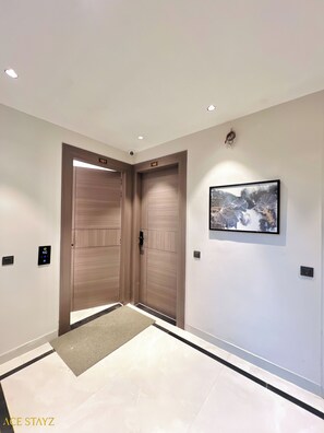 Zimmersafe, Schreibtisch, laptopgeeigneter Arbeitsplatz