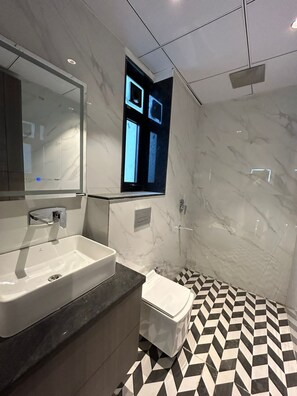 Habitación Premium | Baño | Amenidades de baño gratuitas, toallas, jabón, shampoo 