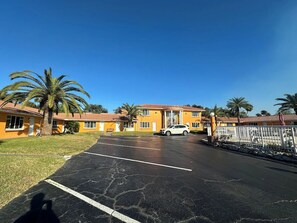 المنطقة المحيطة بالمنشأة