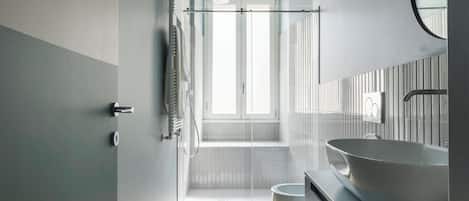 Dusche, Haartrockner, Bidet, Handtücher