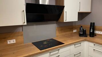 KĂŒhlschrank, Mikrowelle, Ofen, Herdplatte