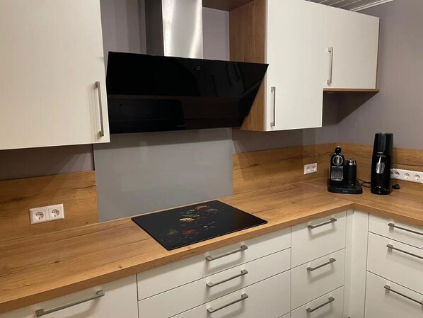 Kühlschrank, Mikrowelle, Ofen, Herdplatte