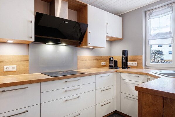 Fridge, microwave, oven, stovetop - Apartment 'Auszeit Schwarzwald' with Private Terrace and Wi-Fi (Furtwangen)