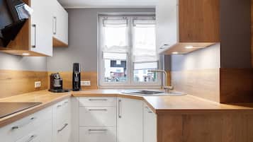 Geladeira, micro-ondas, fogão, cooktop