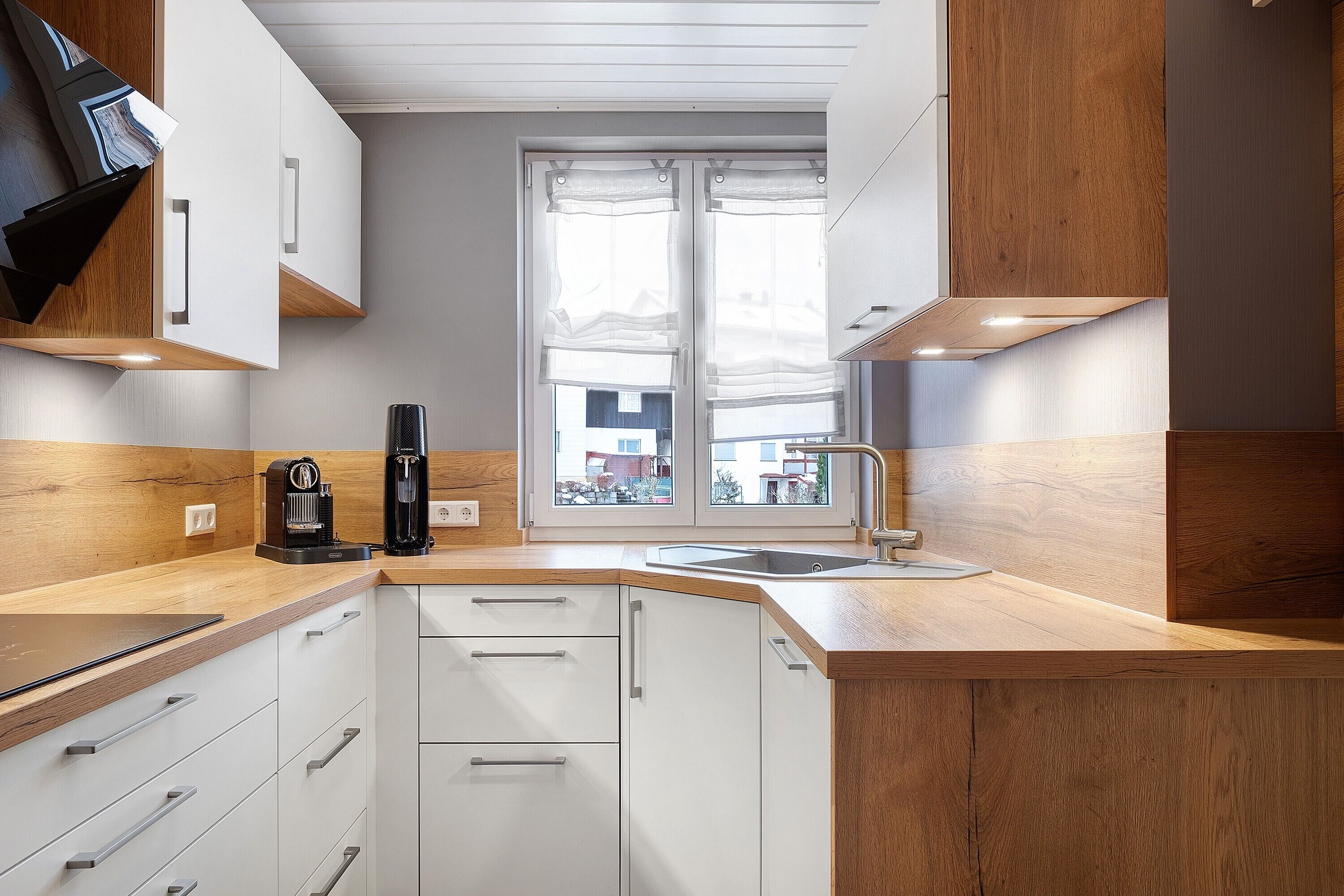 Jääkaappi, mikroaaltouuni, uuni, liesi