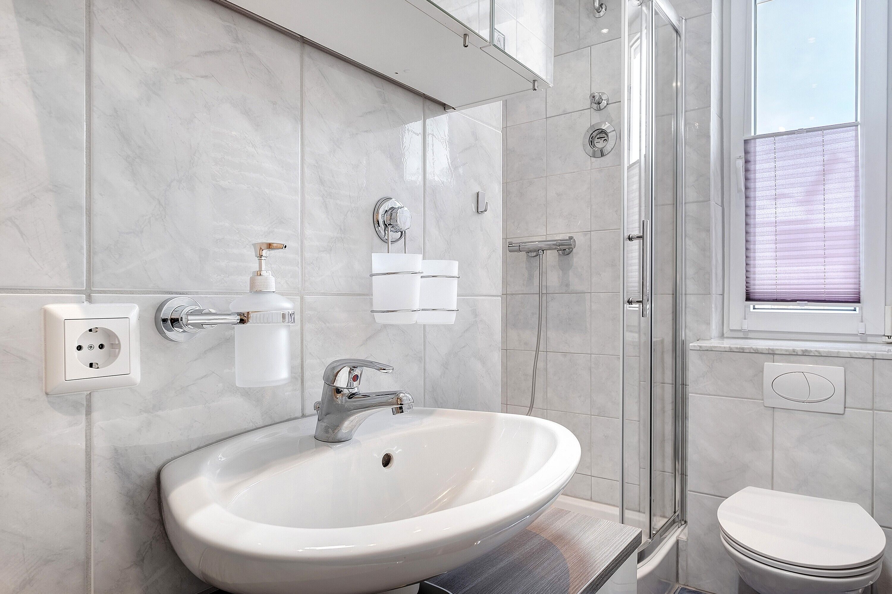 Douche, articles de toilette gratuits, sèche-cheveux