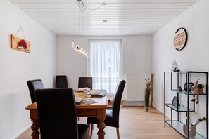 Dining - Apartment "Auszeit Schwarzwald" with Private Terrace and Wi-Fi (Furtwangen)