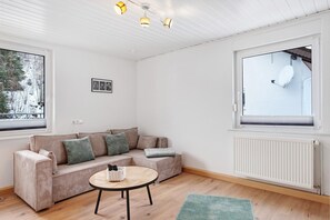 TV - Apartment "Auszeit Schwarzwald" with Private Terrace and Wi-Fi (Furtwangen)