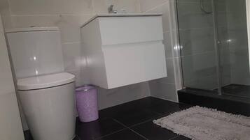 Deluxe Studio, Balcony, Garden View | Bathroom | Free toiletries, towels, soap, toilet paper