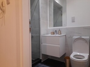 Deluxe Studio, Balcony, Garden View | Bathroom | Free toiletries, towels, soap, toilet paper