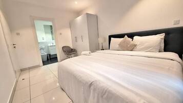 Deluxe Studio, Balcony, Garden View | Iron/ironing board, free WiFi