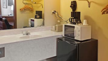 Kühlschrank, Mikrowelle, Wasserkocher mit Kaffee-/Teezubehör