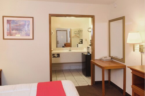 2 Affordable Rooms – Free WiFi & Parking Near Guymon Sights!