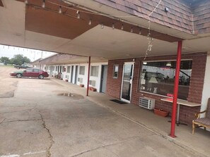 Exterior - 3 Rooms - Enjoy Budget-Friendly Comfort w/ Flat TV + Microwave + Nearby Dining (Quinter)