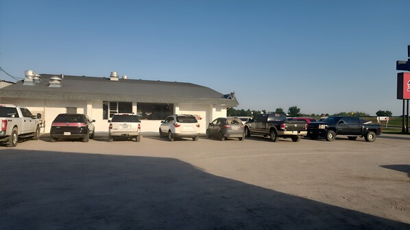 المنطقة المحيطة بالمنشأة