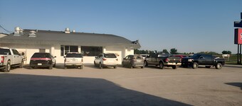 3 Rooms - Enjoy Budget-Friendly Comfort w/ Flat TV + Microwave + Nearby Dining