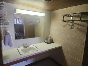 Hair dryer, towels - 3 Rooms - Enjoy Budget-Friendly Comfort w/ Flat TV + Microwave + Nearby Dining (Quinter)