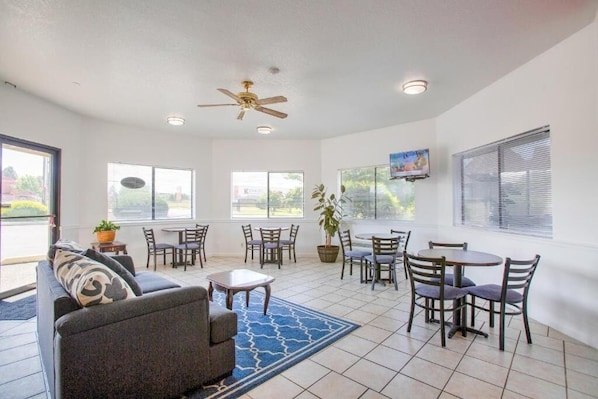 Interior - 3 Spacious Rooms Near Horseshoe Lake Park – Pet-Friendly Stay for Road Trippers (Woodland)