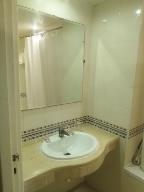 Towels, soap, toilet paper - HOTEL LES CITRONNIERS HAMMAMET TUNISIA (Hammamet)