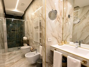 Deluxe Suite | Bathroom