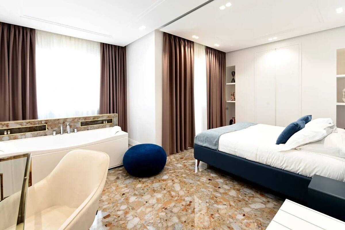 Deluxe Suite | In-room safe, soundproofing, iron/ironing board, free WiFi