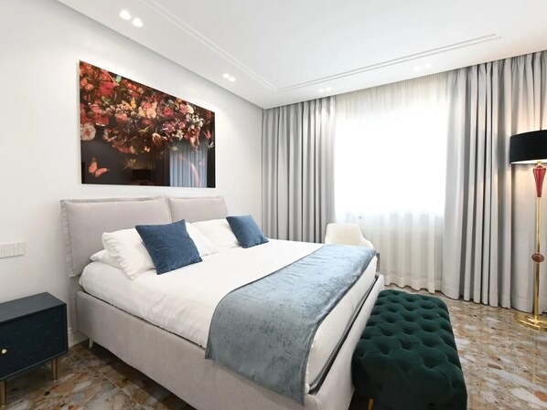 In-room safe, soundproofing, iron/ironing board, free WiFi